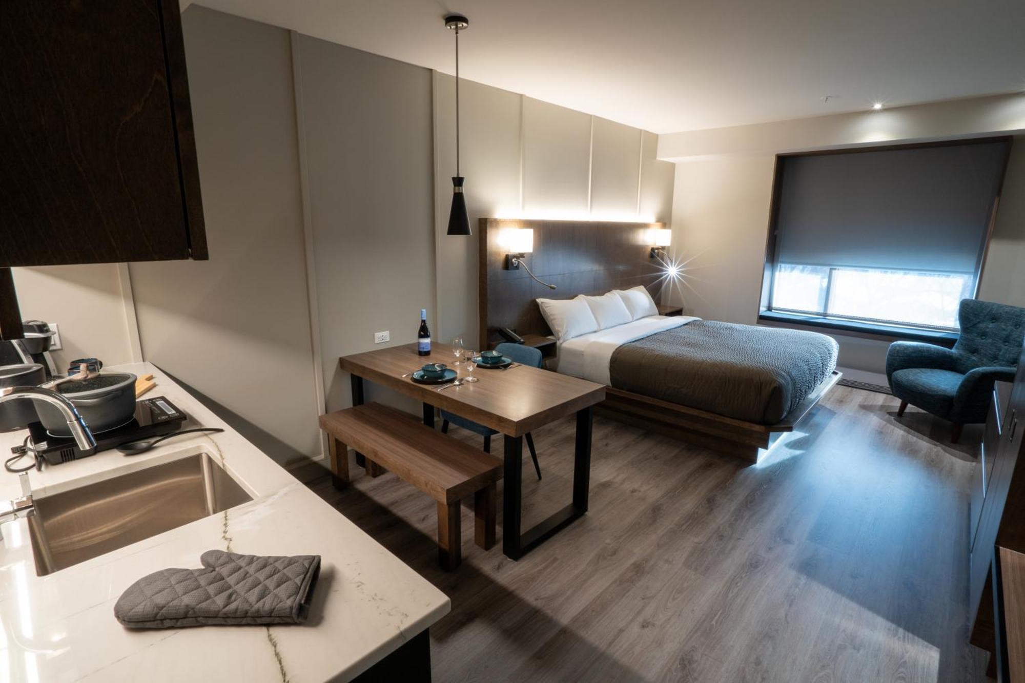 Hotel & Suites Normandin 莱维斯 外观 照片