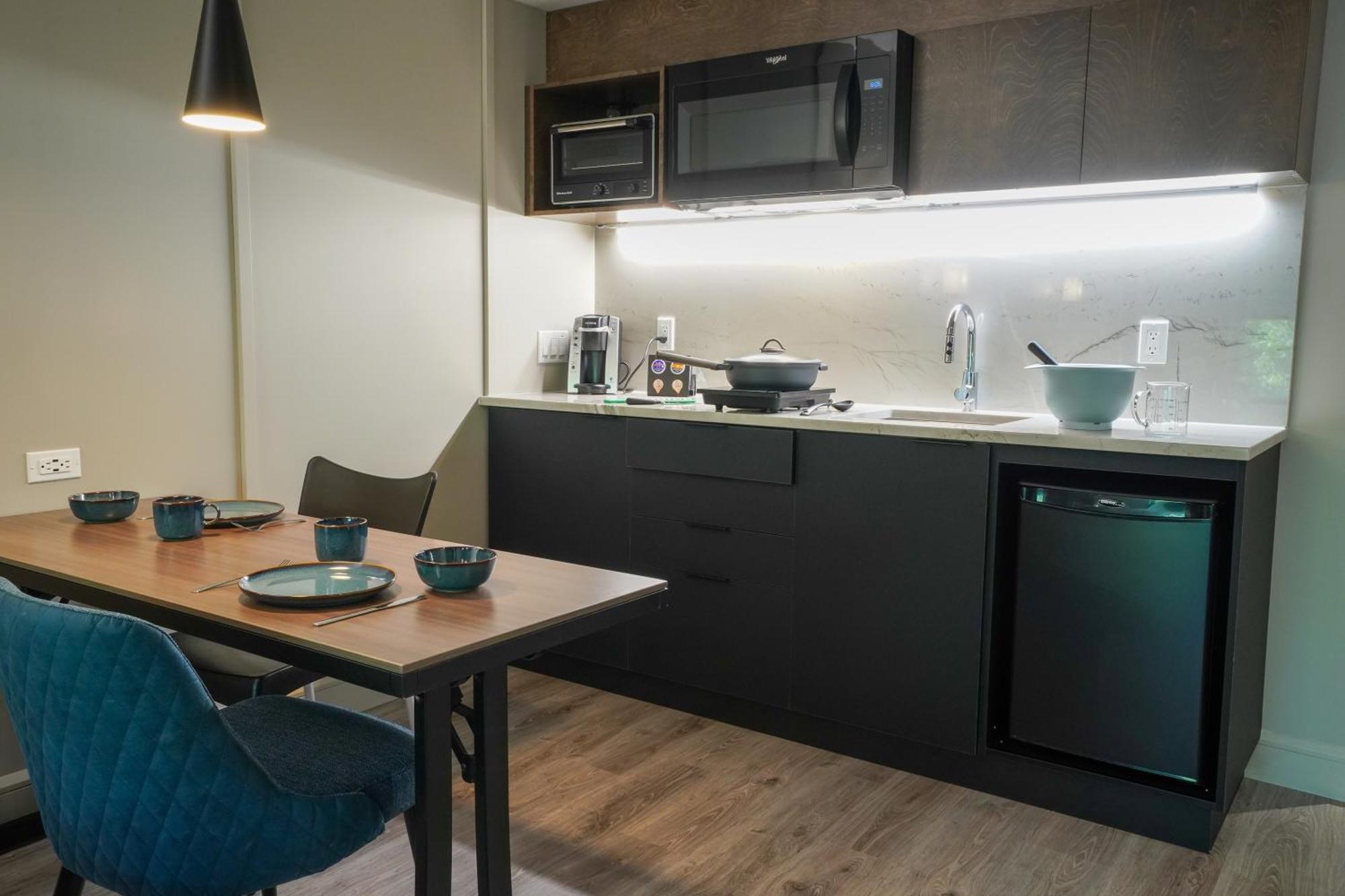 Hotel & Suites Normandin 莱维斯 外观 照片