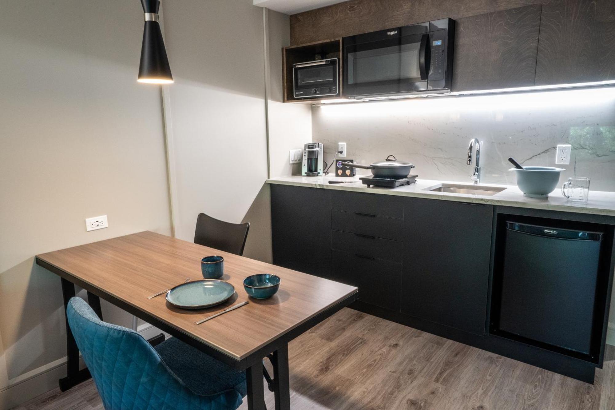 Hotel & Suites Normandin 莱维斯 外观 照片